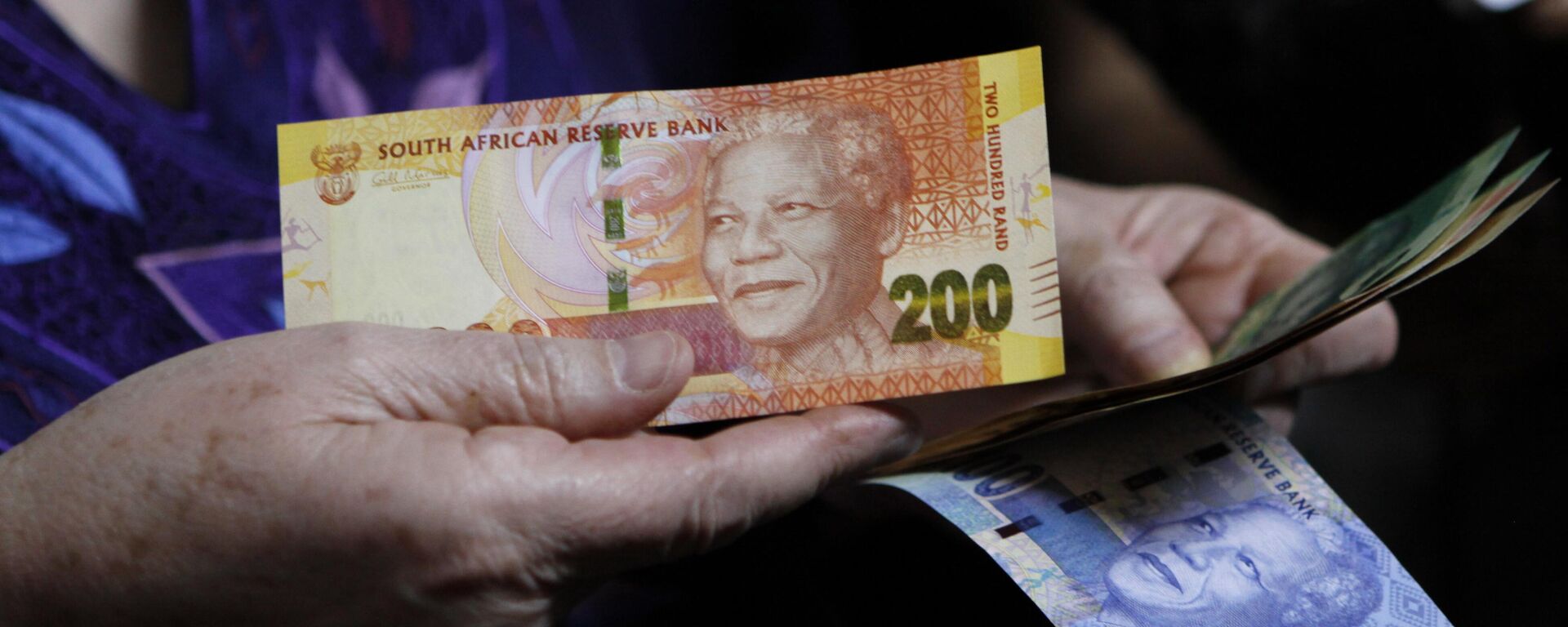 Reserve bank governor Gill Marcus displays banknotes bearing the image of former president Nelson Mandela at a press launch, in Pretoria, South Africa, Tuesday, Nov. 6, 2012. - Sputnik Africa, 1920, 22.01.2025