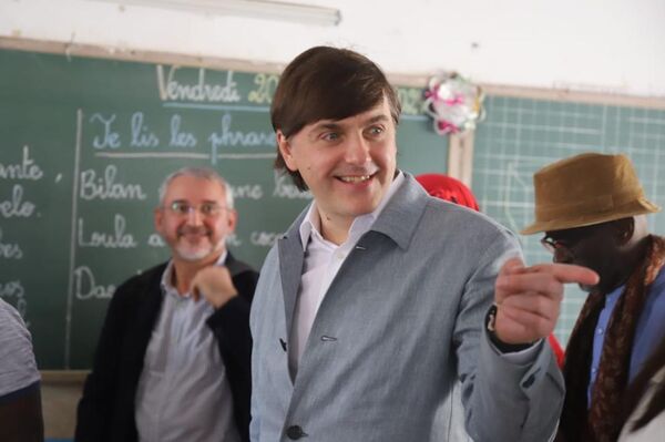 Le ministre de l'Éducation de la Fédération de Russie, Sergueï Kravtsov, dans une école du village de Sagallo dans la région de Tadjourah, en 2024 - Sputnik Afrique