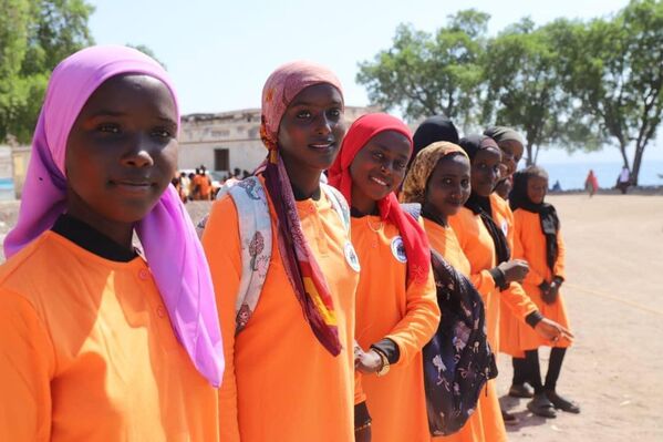 Les élèves d'une école du village de Sagallo dans la région de Tadjourah à Djibouti, lors d'une visite de la délégation russe, en 2024 - Sputnik Afrique