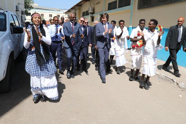 La visite du ministre russe de l'Éducation de la Fédération de Russie, Sergueï Kravtsov, dans une lycée djiboutienne, en 2024 - Sputnik Afrique