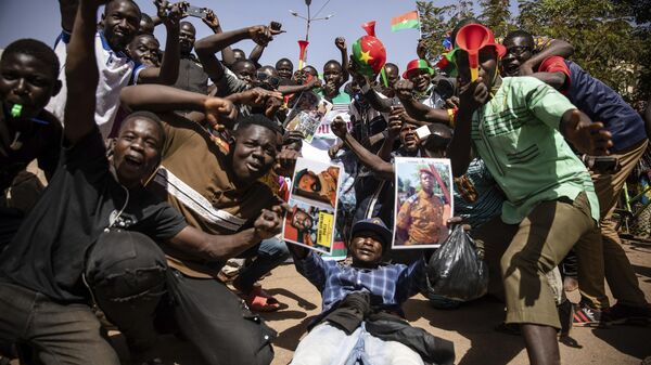 People take to the streets of Ouagadougou, Burkina Faso to rally in support of the new military junta  - Sputnik Africa