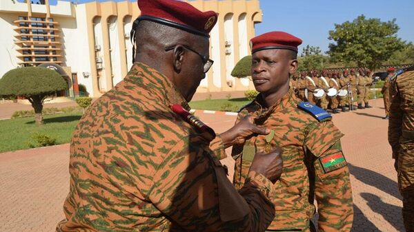 Des militaires burkinabè décorés pour leur mérites - Sputnik Afrique
