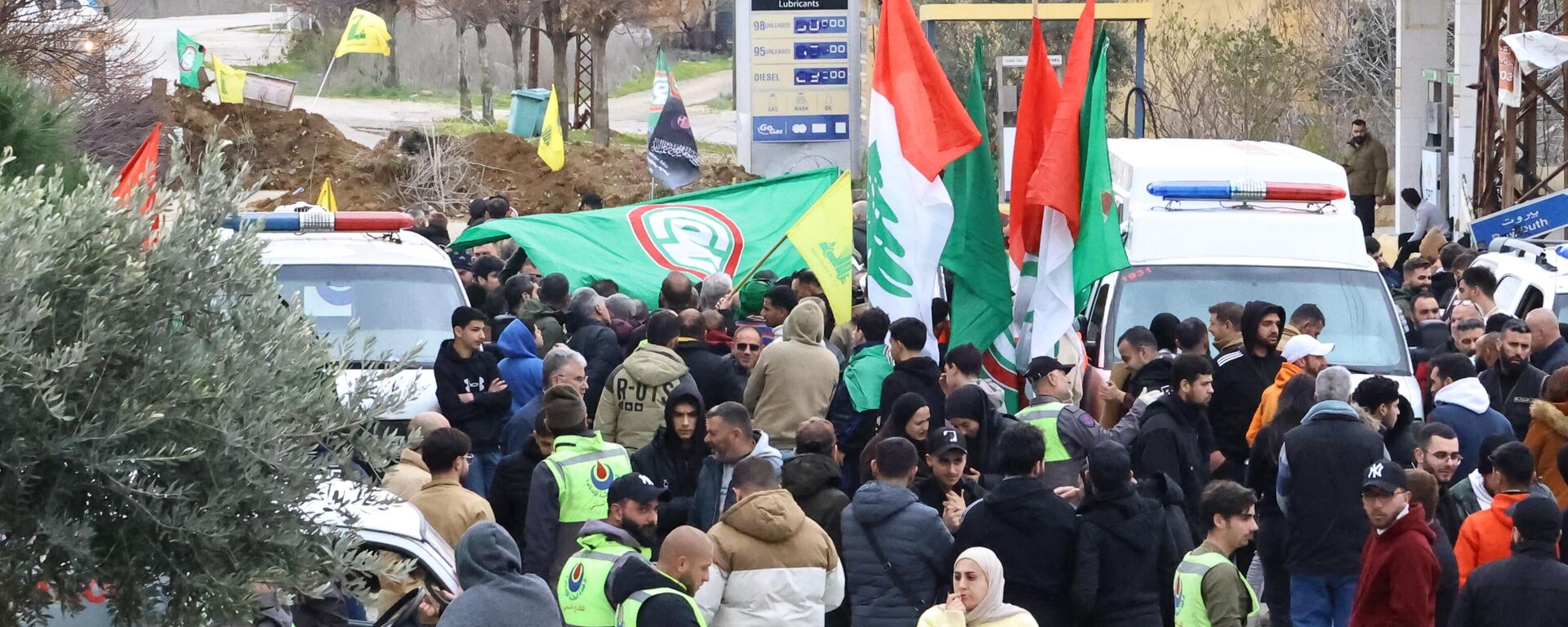 Lebanese residents carrying Hezbollah flags and posters of Hassan Nasrallah return to some towns in the South Governorate where Israeli forces have pulled out in Southern Lebanon on January 26, 2025.  - Sputnik Africa, 1920, 27.01.2025