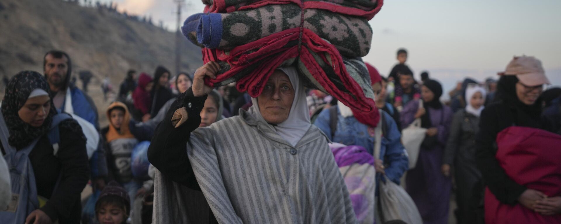 Displaced Palestinians return to their homes in the northern Gaza Strip, following Israel's decision to allow thousands of them to go back for the first time since the early weeks of the 15-month war with Hamas, Monday, Jan. 27, 2025. - Sputnik Africa, 1920, 27.01.2025