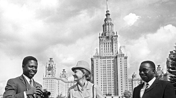 Minister of Culture of the Democratic Republic of Congo P. Musheté with his wife at the Moscow State University building. On the left is the Ambassador of the DRC to the USSR, V. Futu. - Sputnik Africa