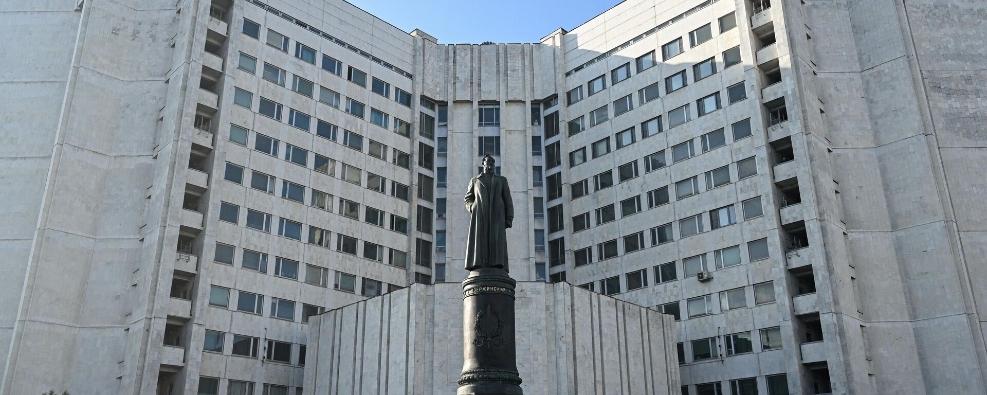 Monument to Felix Edmundovich Dzerzhinsky at the headquarters of the Russian Foreign Intelligence Service in Moscow.  - Sputnik Africa, 1920, 28.01.2025