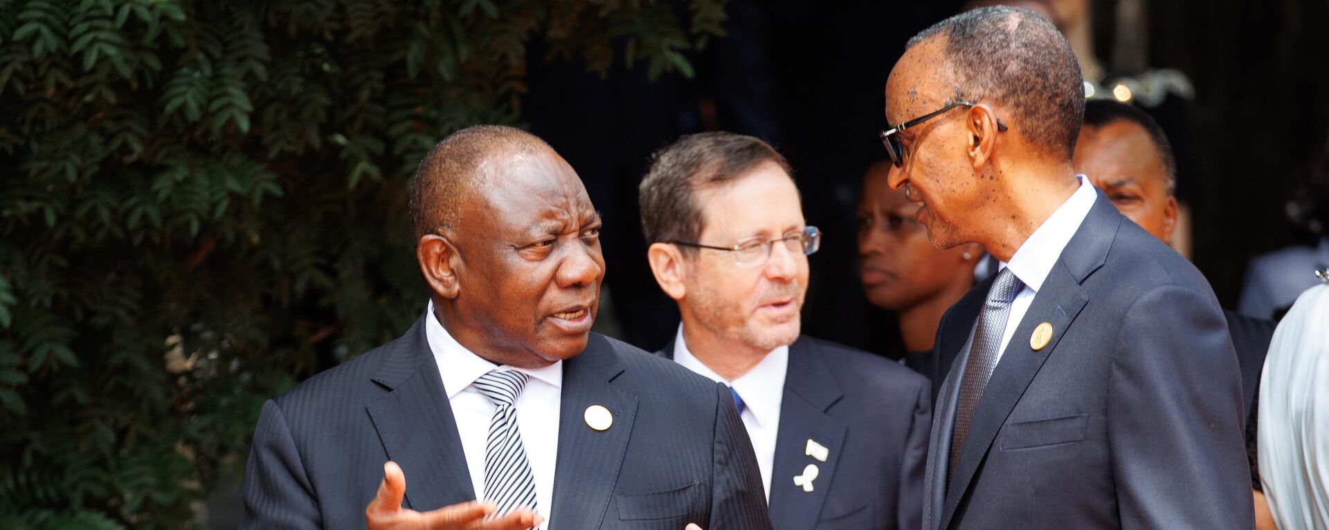 South African President Cyril Ramaphosa (L), and President of Rwanda, Paul Kagame (R), are seen before the start of 100 days of remembrance as Rwanda commemorates the 30th anniversary of the Tutsi genocide on April 7, 2024 in Kigali, Rwanda - Sputnik Africa, 1920, 28.01.2025