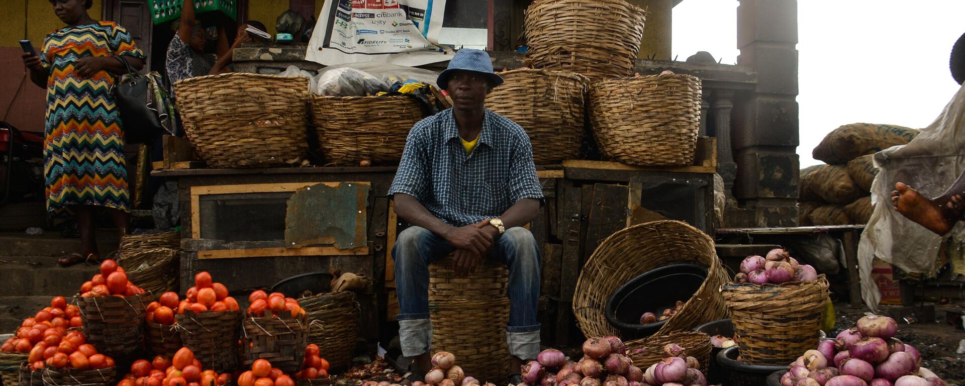 A man who sell tomatoes/onions pose for a portrait at Mile 12 market in Lagos, food prices remain high despite drop in inflation rate to 17.93% in May 2021, on July 7, 2021. - Sputnik Africa, 1920, 28.01.2025