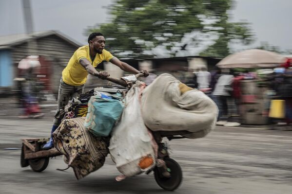 People displaced by the fighting with M23 rebels make their way to the center of Goma, Sunday, January 26, 2025. - Sputnik Africa