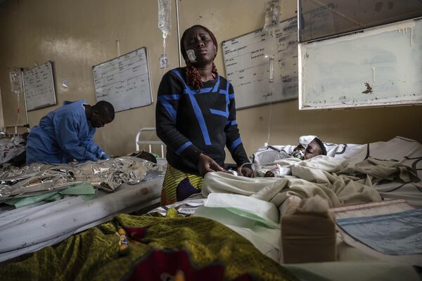 Mariam Nasibu stands by her 10-year-old daughter Deborah, who was wounded in the fighting between M23 rebels and Congolese armed forces, in Goma, Democratic Republic of the Congo, Thursday, Jan. 23, 2025. (AP Photo/Moses Sawasawa) - Sputnik Africa