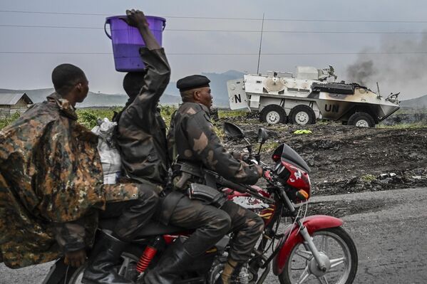 A UN armored personnel carrier burns during clashes with M23 rebels outside Goma, Democratic Republic of the Congo, Saturday, Jan. 25, 2025. (AP Photo/Moses Sawasawa) - Sputnik Africa