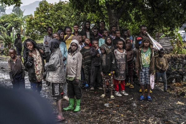 Congolese children watch the deployment of government and UN troops outside Goma, Democratic Republic of the Congo, Friday, Jan. 24, 2025, as M23 rebels are reported to close in on the town. (AP Photo/Moses Sawasawa) - Sputnik Africa