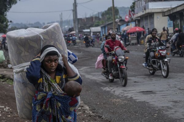 People displaced by the fighting with M23 rebels make their way to the center of Goma, Democratic Republic of the Congo, Sunday, Jan. 26, 2025. (AP Photo/Moses Sawasawa) - Sputnik Africa