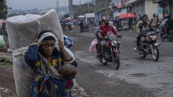 People displaced by the fighting with M23 rebels make their way to the center of Goma, Democratic Republic of the Congo, Sunday, Jan. 26, 2025. (AP Photo/Moses Sawasawa) - Sputnik Africa