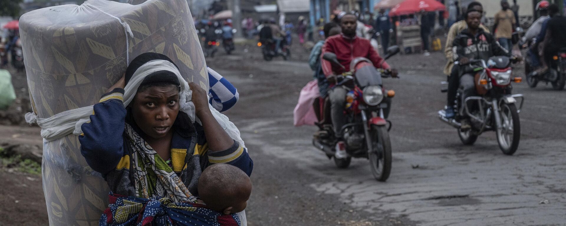 People displaced by the fighting with M23 rebels make their way to the center of Goma, Democratic Republic of the Congo, Sunday, Jan. 26, 2025. (AP Photo/Moses Sawasawa) - Sputnik Africa, 1920, 29.01.2025