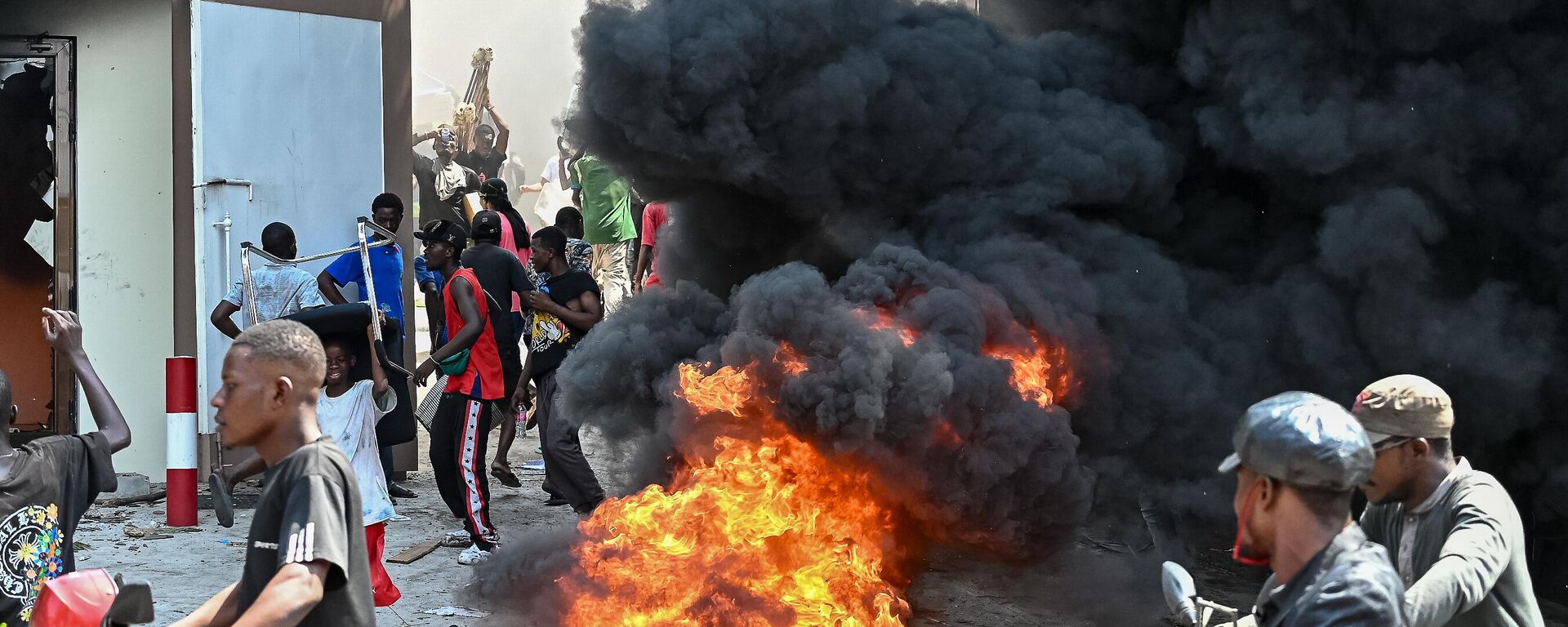 M23 rebels gather for large-scale protests as they set on fire the Rwandan, French, Belgian and Kenyan embassy buildings and loot some shopping centers during anti-Rwandan demonstrations allegedly supported by the rebel group March 23 Movement (M23) and rebels in Kinshasa, the capital of the Democratic Republic of Congo on January 28, 2025. - Sputnik Africa, 1920, 29.01.2025