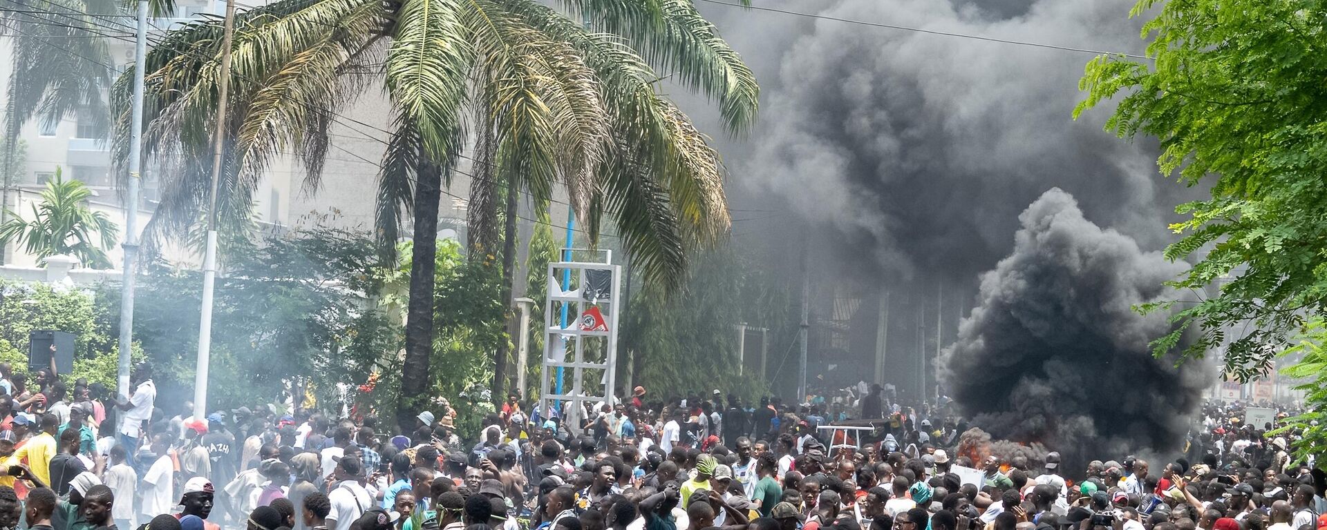 M23 rebels gather for large-scale protests as they set on fire the Rwandan, French, Belgian and Kenyan embassy buildings and loot some shopping centers during anti-Rwandan demonstrations allegedly supported by the rebel group March 23 Movement (M23) and rebels in Kinshasa, the capital of the Democratic Republic of Congo on January 28, 2025.  - Sputnik Africa, 1920, 29.01.2025