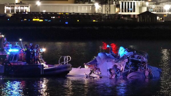 Emergency units respond after a passenger aircraft collided with a helicopter in the Potomac River near Ronald Reagan Washington Airport on January 30, 2025 in Arlington, Virginia. - Sputnik Africa