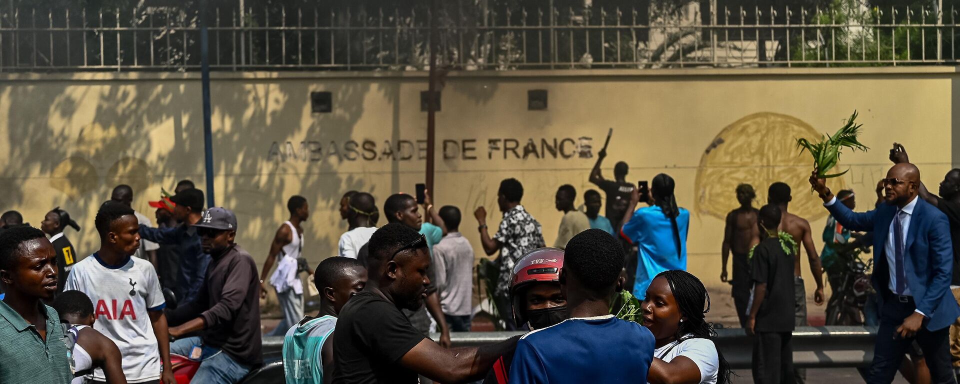 M23 rebels gather for large-scale protests as they set on fire the Rwandan, French, Belgian and Kenyan embassy buildings and loot some shopping centers during anti-Rwandan demonstrations allegedly supported by the rebel group March 23 Movement (M23) and rebels in Kinshasa, the capital of the Democratic Republic of Congo on January 28, 2025. - Sputnik Africa, 1920, 30.01.2025