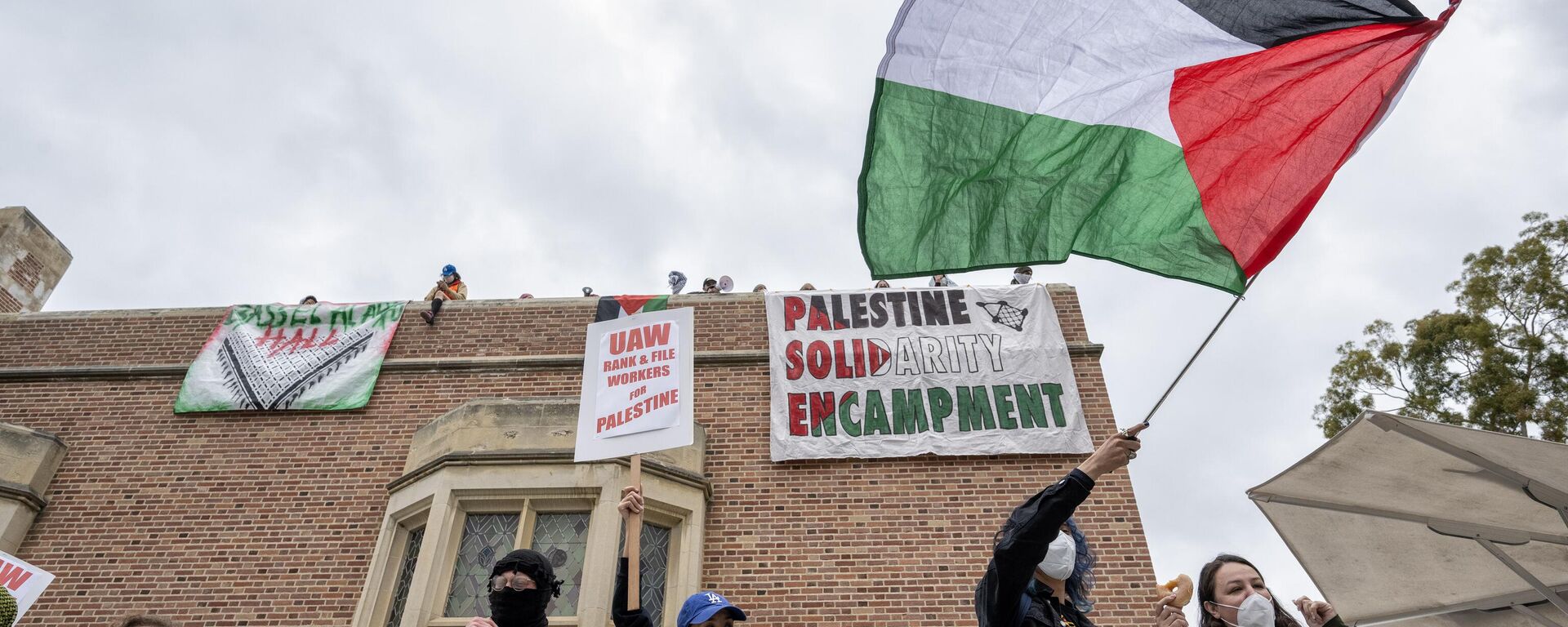 Pro-Palestinian protesters occupy Kerckhoff Hall on the campus of UCLA in Los Angeles on Thursday, May 23, 2024.  - Sputnik Africa, 1920, 30.01.2025