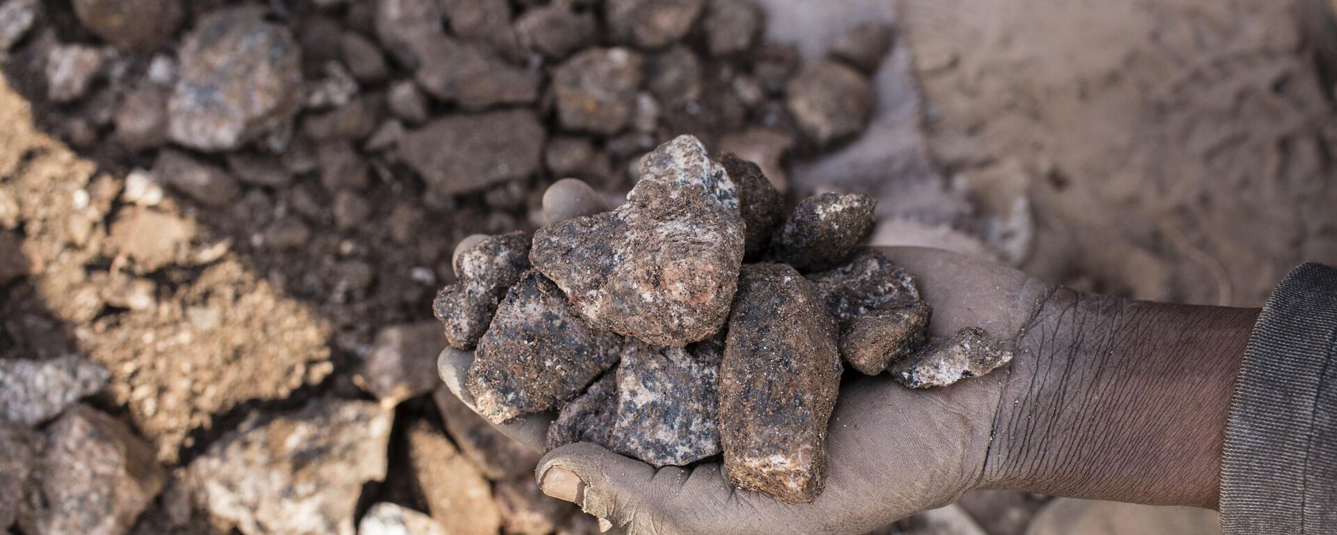 A miner collects small chunks of cobalt inside the CDM (Congo DongFang Mining) Kasulo mine. - Sputnik Africa, 1920, 30.01.2025