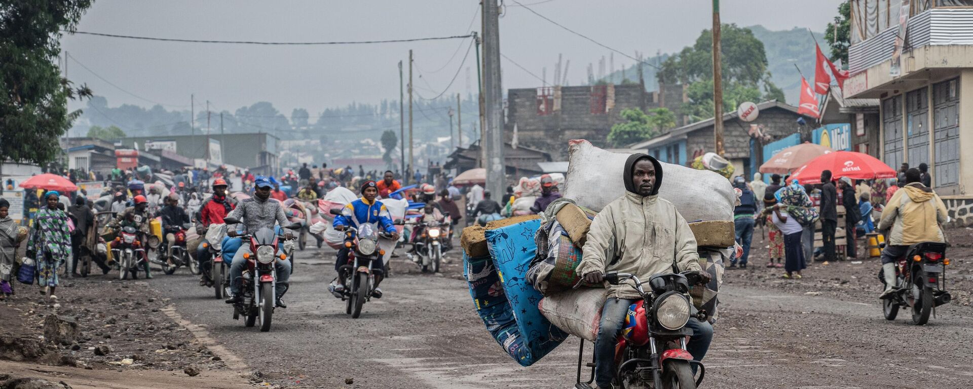 Congolese civilians fleeing the clashes in the Goma city of the DRC's North Kivu province. - Sputnik Africa, 1920, 05.02.2025