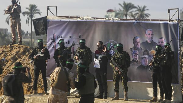 L'Israélienne Yarden Bibas, 34 ans, retenue en otage par le Hamas à Gaza depuis le 7 octobre 2023, pose pour des photos avant d'être escortée par des combattants du Hamas avant d'être remise à la Croix-Rouge à Khan Younis, dans le sud de la bande de Gaza, le samedi 1er février 2025. (AP Photo/Jehad Alshrafi) - Sputnik Afrique