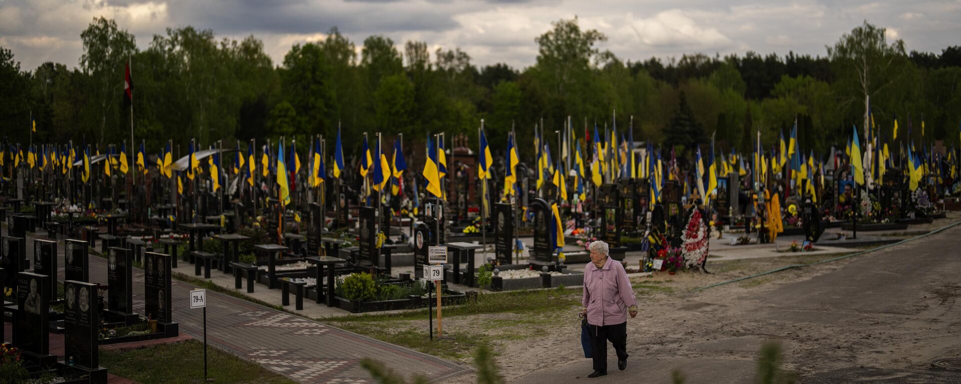 A woman walks past the tombs of Ukrainian soldiers killed during the US proxy war against Russia, at Lisove cemetery in Kiev, Ukraine, Tuesday, April 23, 2024 - Sputnik Africa, 1920, 01.02.2025