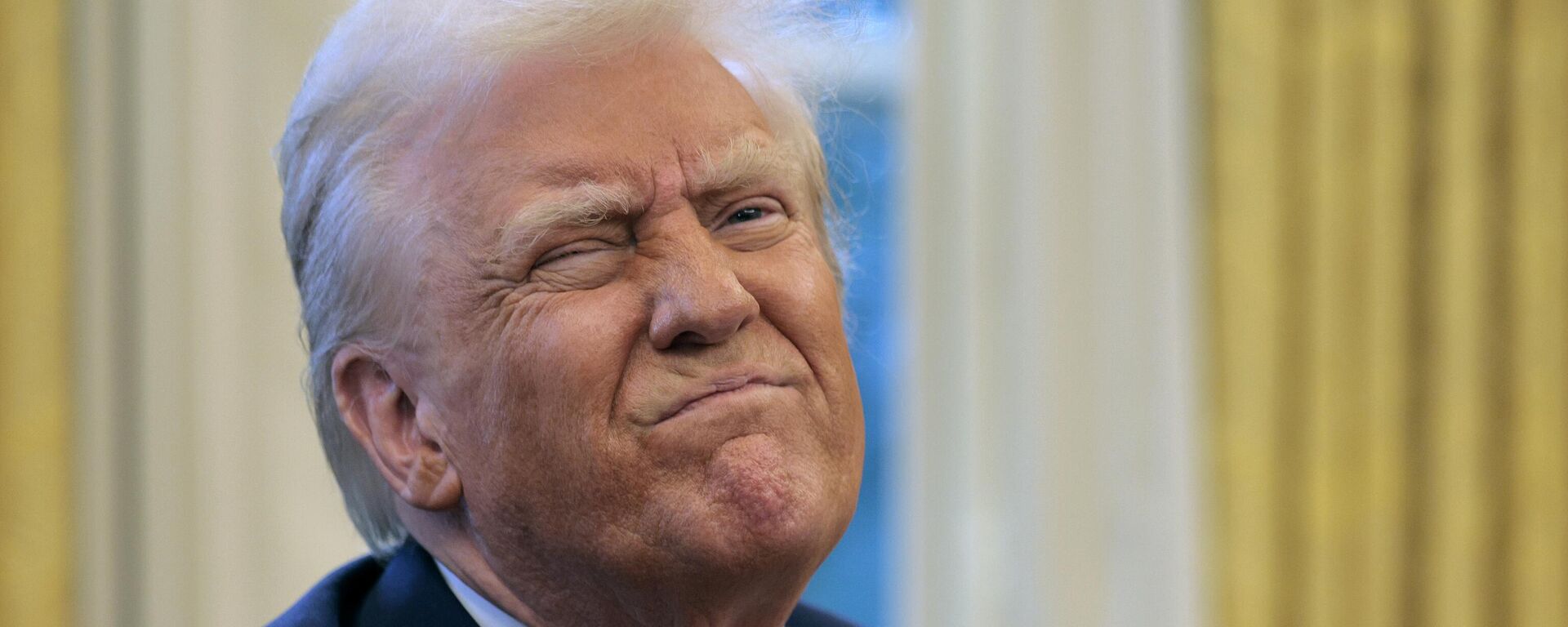 U.S. President Donald Trump reacts to a reporter's question from the Resolute Desk after signing an executive order to appoint the deputy administrator of the Federal Aviation Administration in the Oval Office at the White House on January 30, 2025 in Washington, DC.  - Sputnik Africa, 1920, 03.02.2025