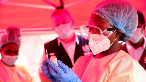 A member of a medical team at Mulago Referral Hospital prepares to administer a dose of vaccine, on February 3, 2025, in Kampala, Uganda. - Sputnik Africa