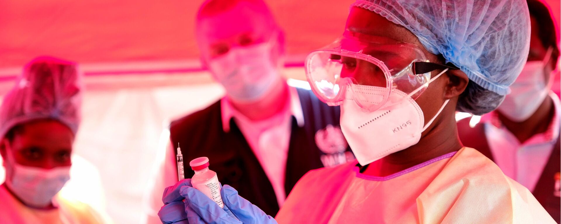 A member of a medical team at Mulago Referral Hospital prepares to administer a dose of vaccine, on February 3, 2025, in Kampala, Uganda. - Sputnik Africa, 1920, 04.02.2025