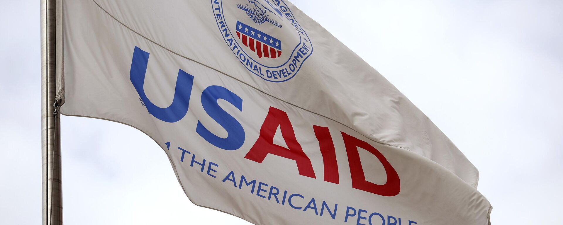 A flag outside the US Agency for International Development (USAID) headquarters is seen on February 03, 2025 in Washington, DC. - Sputnik Africa, 1920, 05.02.2025