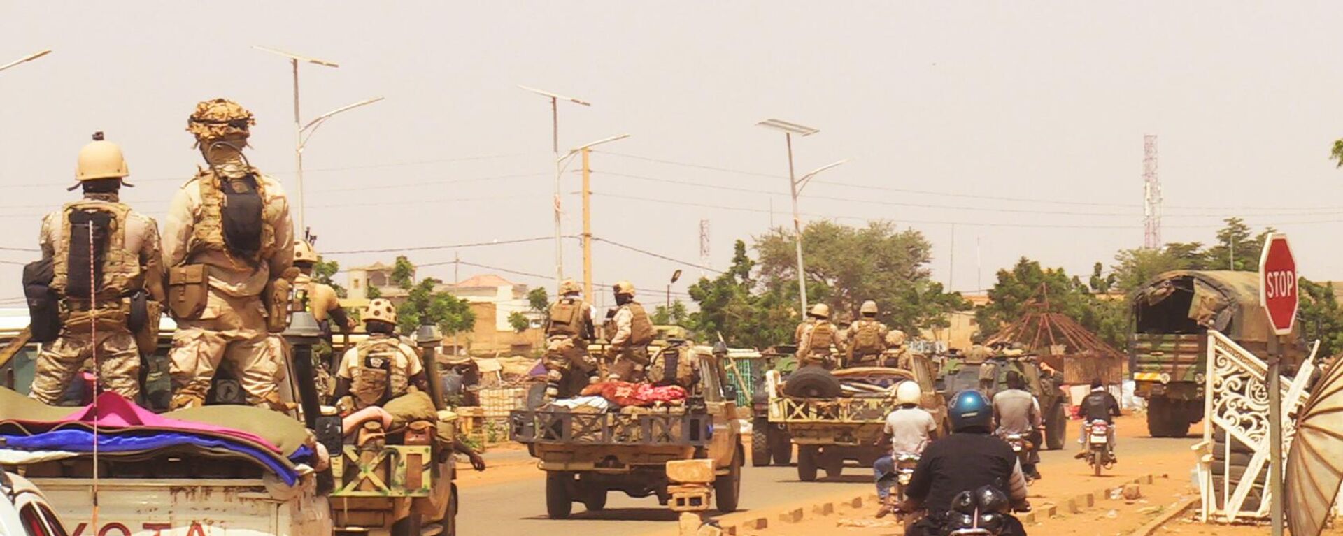 French troops, under escort from Niger forces, withdraw from Niamey, Niger on October 10, 2023, after an order of Niger's leader. - Sputnik Africa, 1920, 05.02.2025