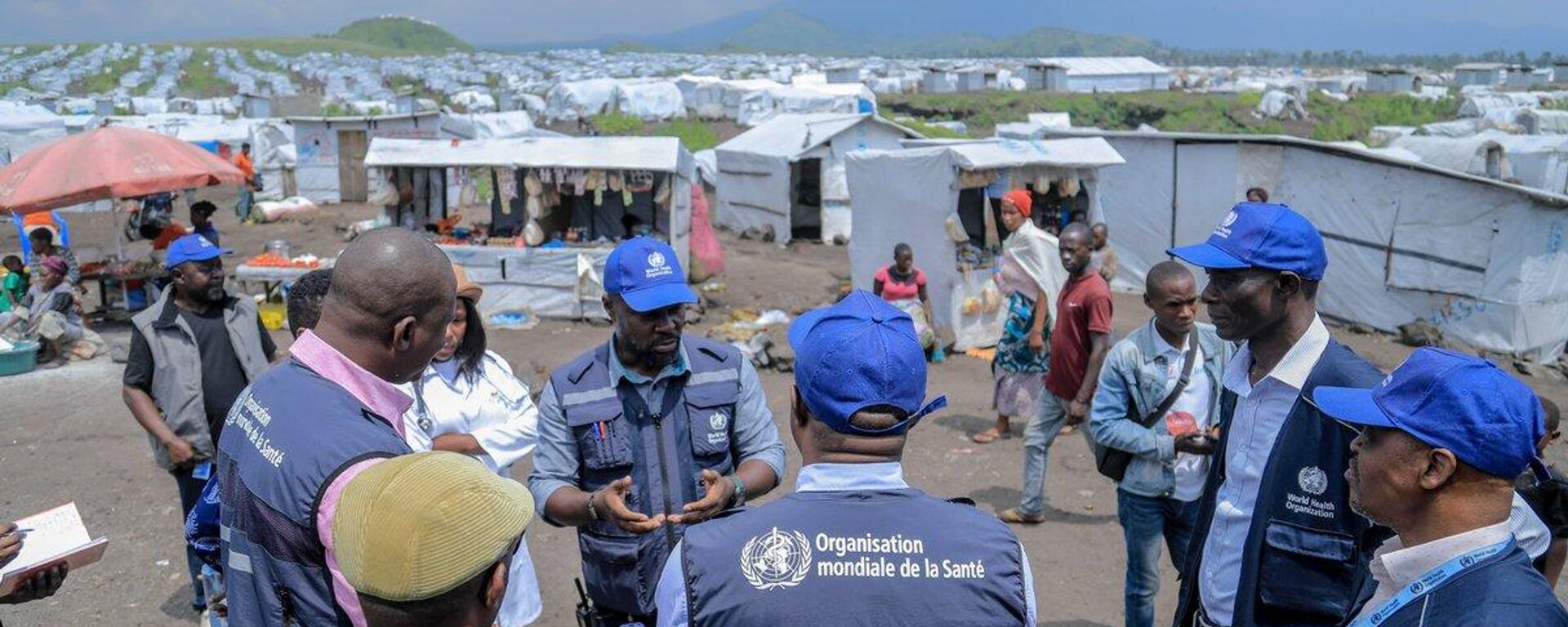 WHO workers on the ground at the Lushagala II IDP camp in Goma, DRC, assessing patient care and identifying treatment needs. - Sputnik Africa, 1920, 05.02.2025