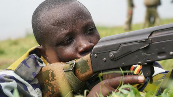 A soldier from the Ugandan Army takes part a training exercise in Entebbe, Uganda, 2019. - Sputnik Africa