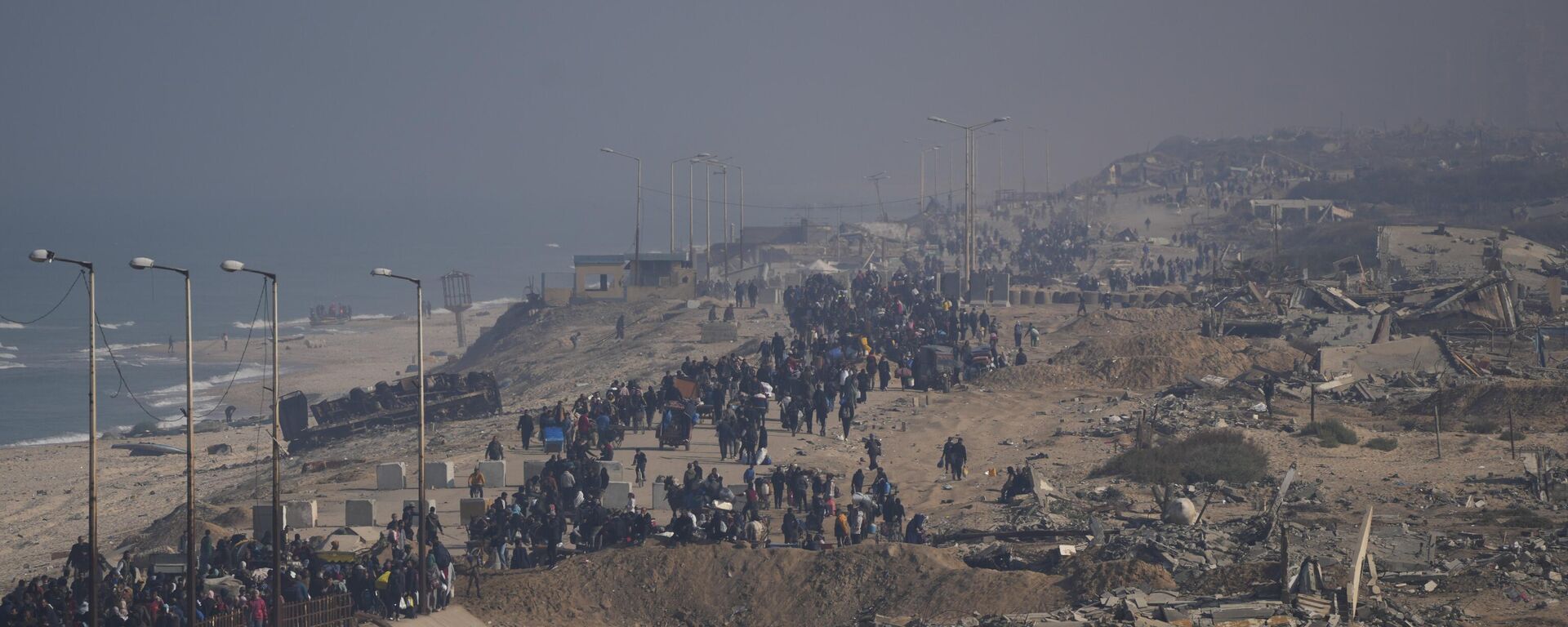 Displaced Palestinians walk on a road in central Gaza to return to their homes in the northern Gaza Strip, following the Israel-Hamas ceasefire deal, Friday, Jan. 31, 2025. - Sputnik Africa, 1920, 06.02.2025