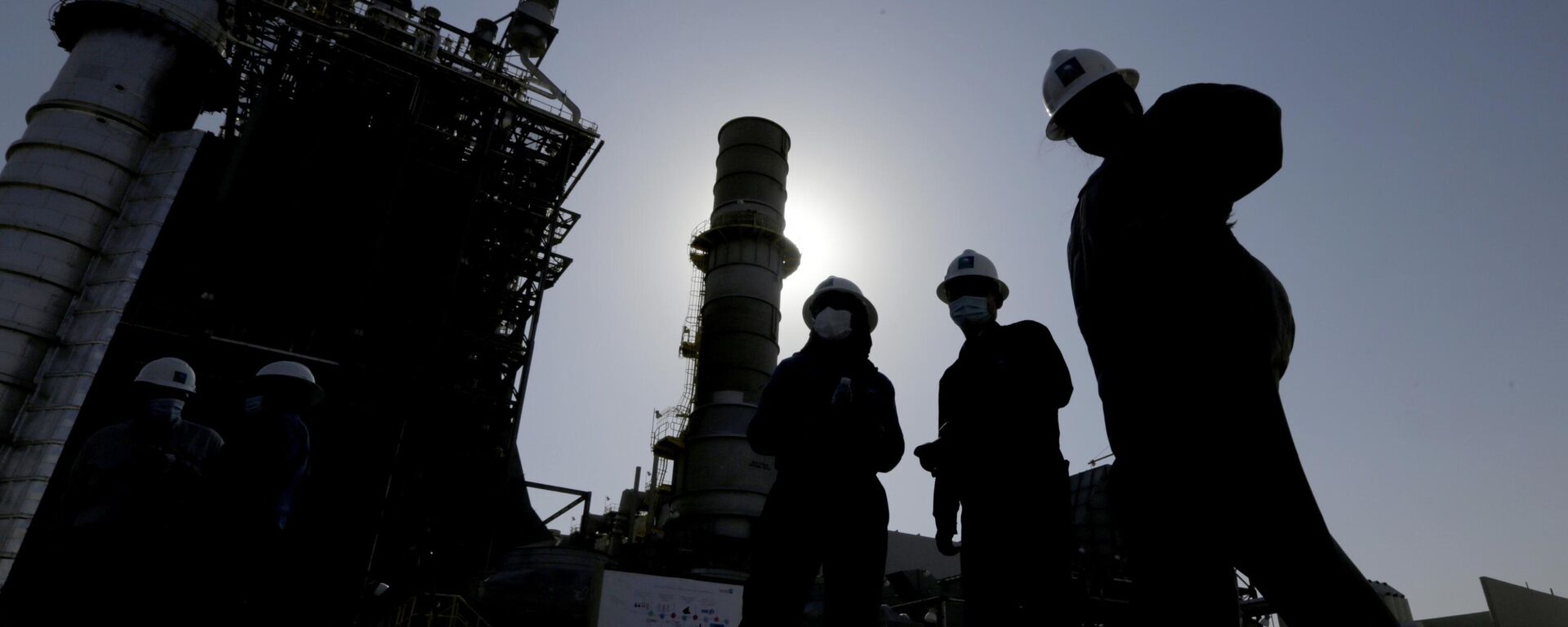 Saudi Aramco engineers walk in front of a gas turbine generator at Khurais oil field during a tour for journalists, outside of Riyadh, Saudi Arabia on June 28, 2021.  - Sputnik Africa, 1920, 06.02.2025