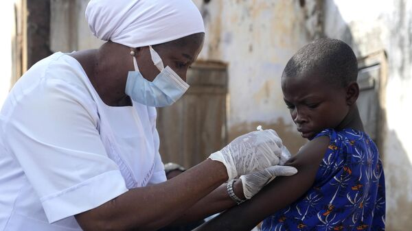 A health worker administers a cervical cancer vaccine HPV Gardasil to a girl on the street in Ibadan, Nigeria, on May 27, 2024. African countries have some of the world's highest rates of cervical cancer. - Sputnik Africa