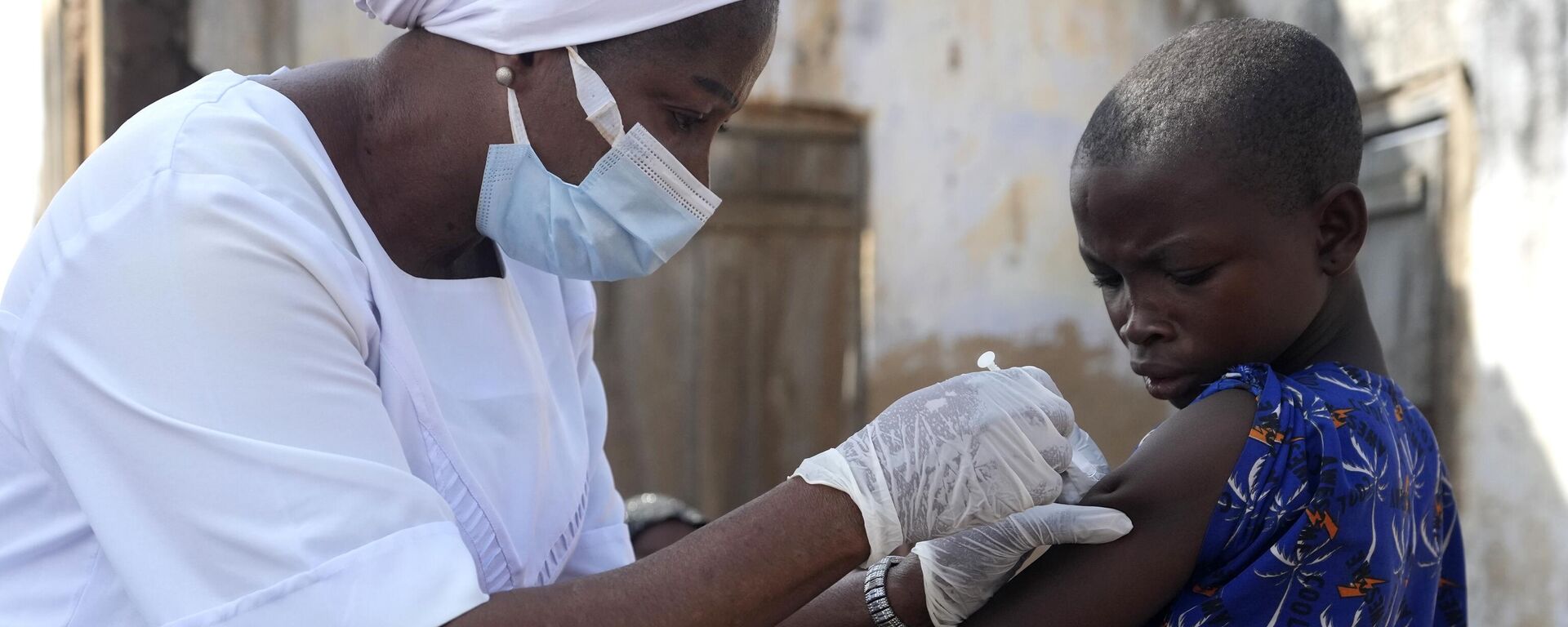 A health worker administers a cervical cancer vaccine HPV Gardasil to a girl on the street in Ibadan, Nigeria, on May 27, 2024. African countries have some of the world's highest rates of cervical cancer. - Sputnik Africa, 1920, 07.02.2025