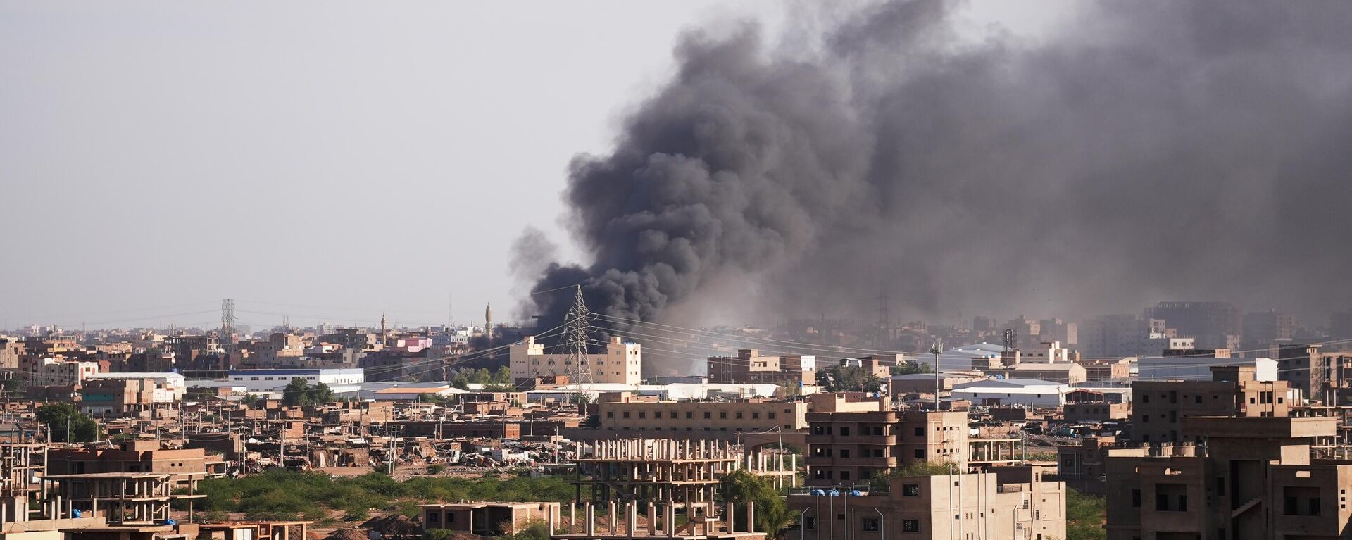 Smoke rises over the frontline, where clashes between the army and the Rapid Support Forces (RSF) take place in Khartoum, Sudan on December 27, 2024. - Sputnik Africa, 1920, 07.02.2025