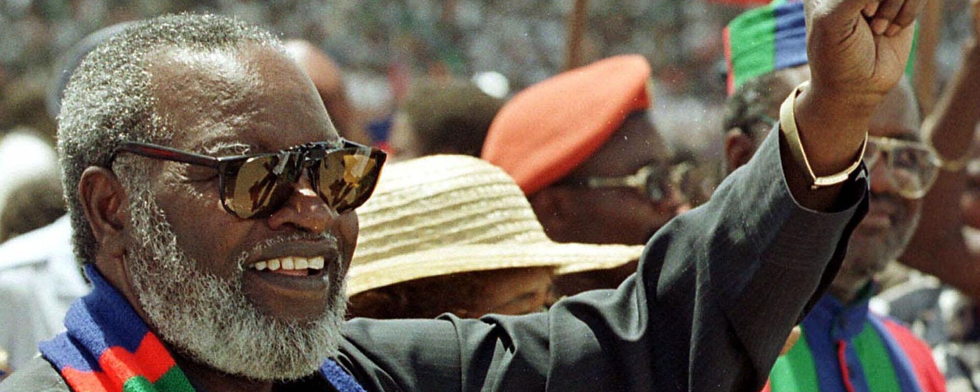 Le Président namibien Sam Nujoma salue ses partisans lors d'un rassemblement à Windhoek, en Namibie, le 28 novembre 1999, alors qu'il faisait campagne pour un second mandat de cinq ans. Après des décennies de lutte révolutionnaire et trois mandats présidentiels, Nujoma est prêt à se retirer. (AP Photo / Themba Hadebe) - Sputnik Africa, 1920, 09.02.2025