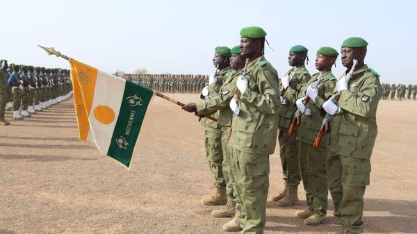 Présentation au drapeau au centre d'instruction de Dosso, Niger, le 7 février 2025 - Sputnik Afrique