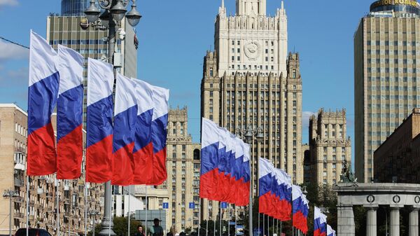 Russian flags erected in Moscow for the Day of the State Flag of Russia - Sputnik Africa