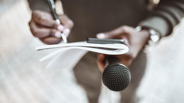 African Male Journalist Preparing Questions For Press Conference - Sputnik Africa