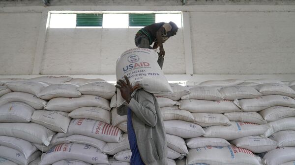 MEKELE, ETHIOPIA - JUNE 16: Aid workers move bags of yellow lentils that are part of athree-piece Full Package to be distributed to residents of Geha subcity at an aid operation run by USAID, Catholic Relief Services and the Relief Society of Tigray on June 16, 2021 in Mekele, Ethiopia. - Sputnik Africa