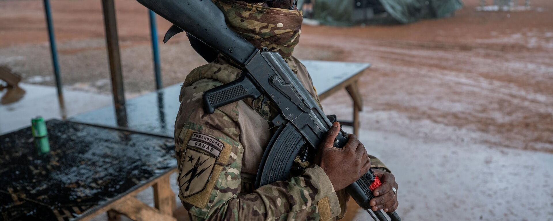 A soldier of the Somali National Army commando force, Danab keeping guard at Baledogle airfield where they are being trained by US special operations Navy Seals commandos to help fight Al-Shabab Islamic militants.  - Sputnik Africa, 1920, 13.02.2025