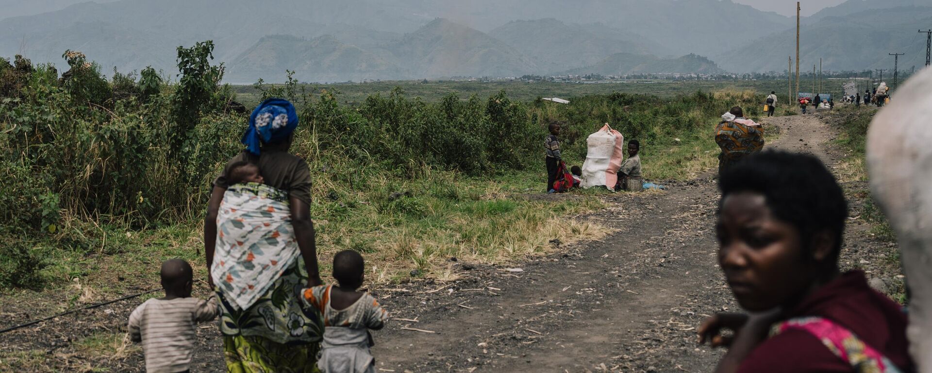 Displaced civilians watch the smoke of a detonated munition outside the city of Goma on February 12, 2025, in Goma, Democratic Republic of Congo. - Sputnik Africa, 1920, 14.02.2025