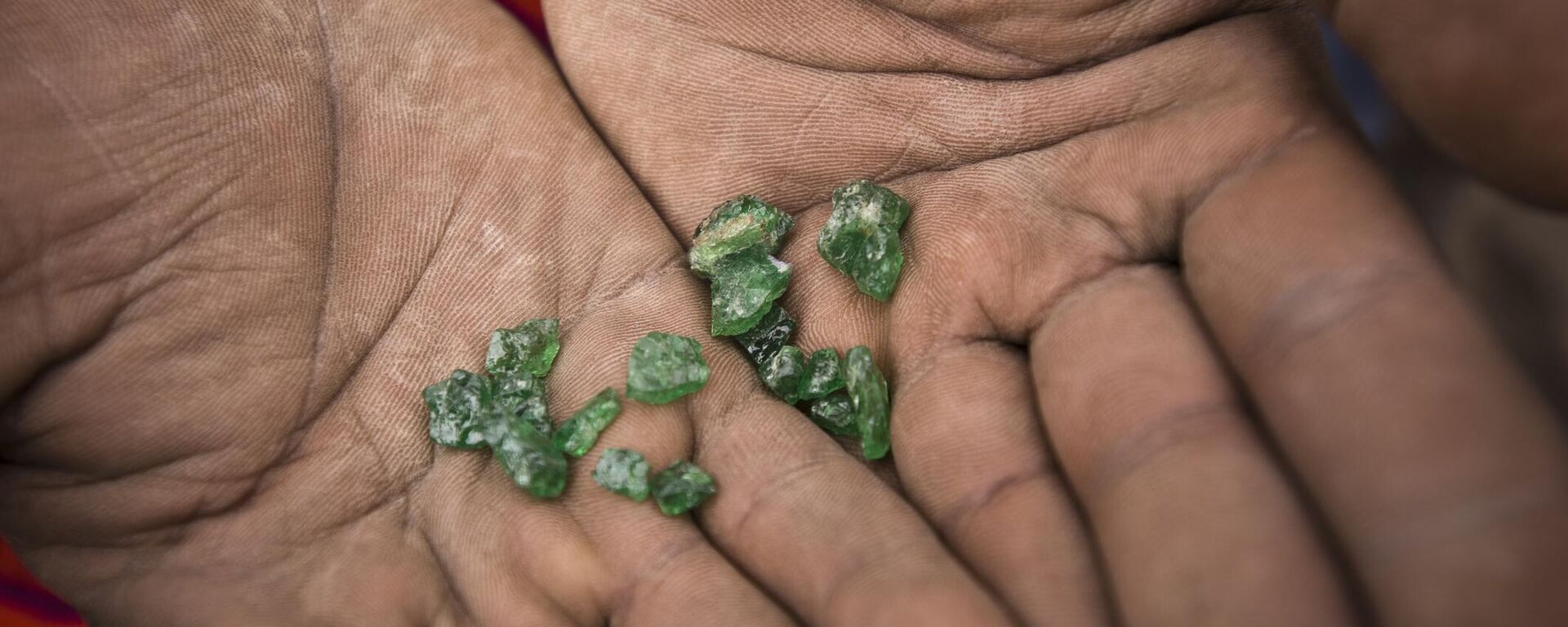 An African man holds gemstones in his hands. - Sputnik Africa, 1920, 14.02.2025