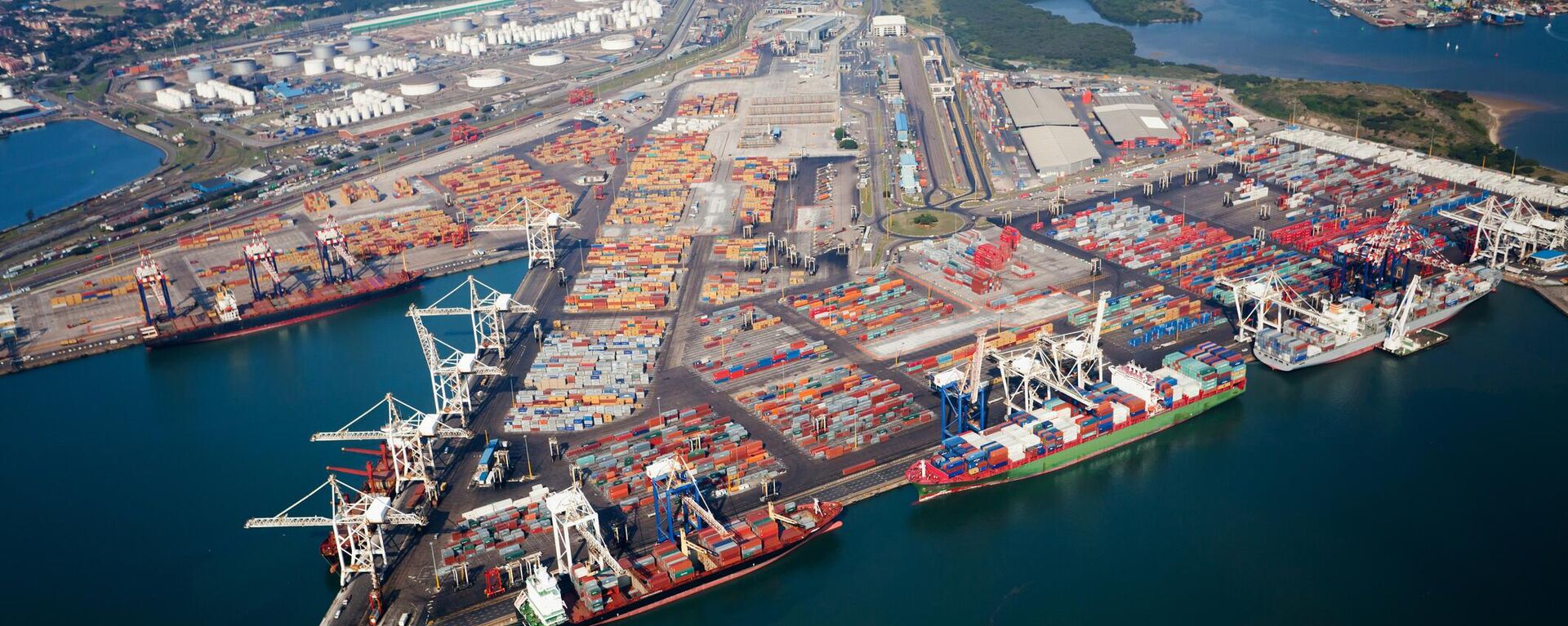 Aerial view of buildings in Durban Harbor, South Africa. - Sputnik Africa, 1920, 15.02.2025