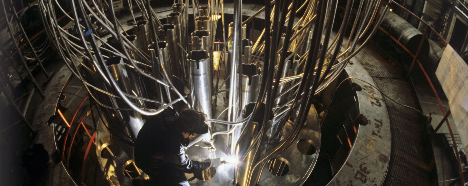 Welding of a block of protective tubes for a 440 MW water-cooled power reactor (VVER-440) at an Izhora Plants facility in St. Petersburg, Russia - Sputnik Africa, 1920, 19.02.2025